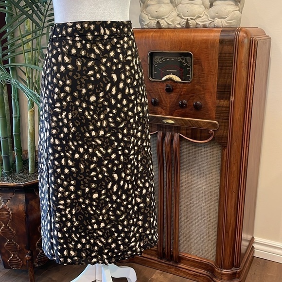 Molly Bracken M black/cream and tan lined pleated midi skirt with matching belt - Picture 5 of 10